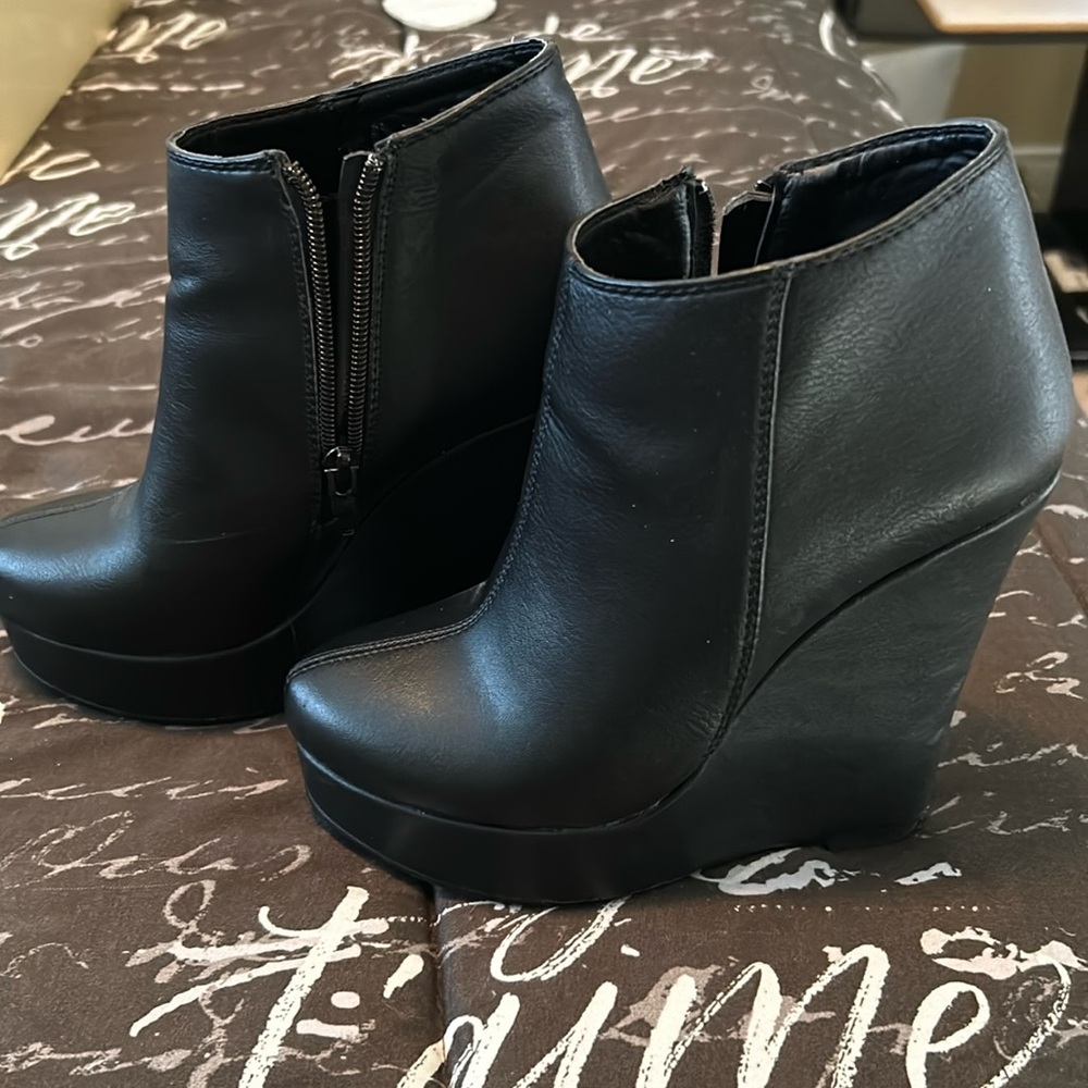 Wedge platform boots